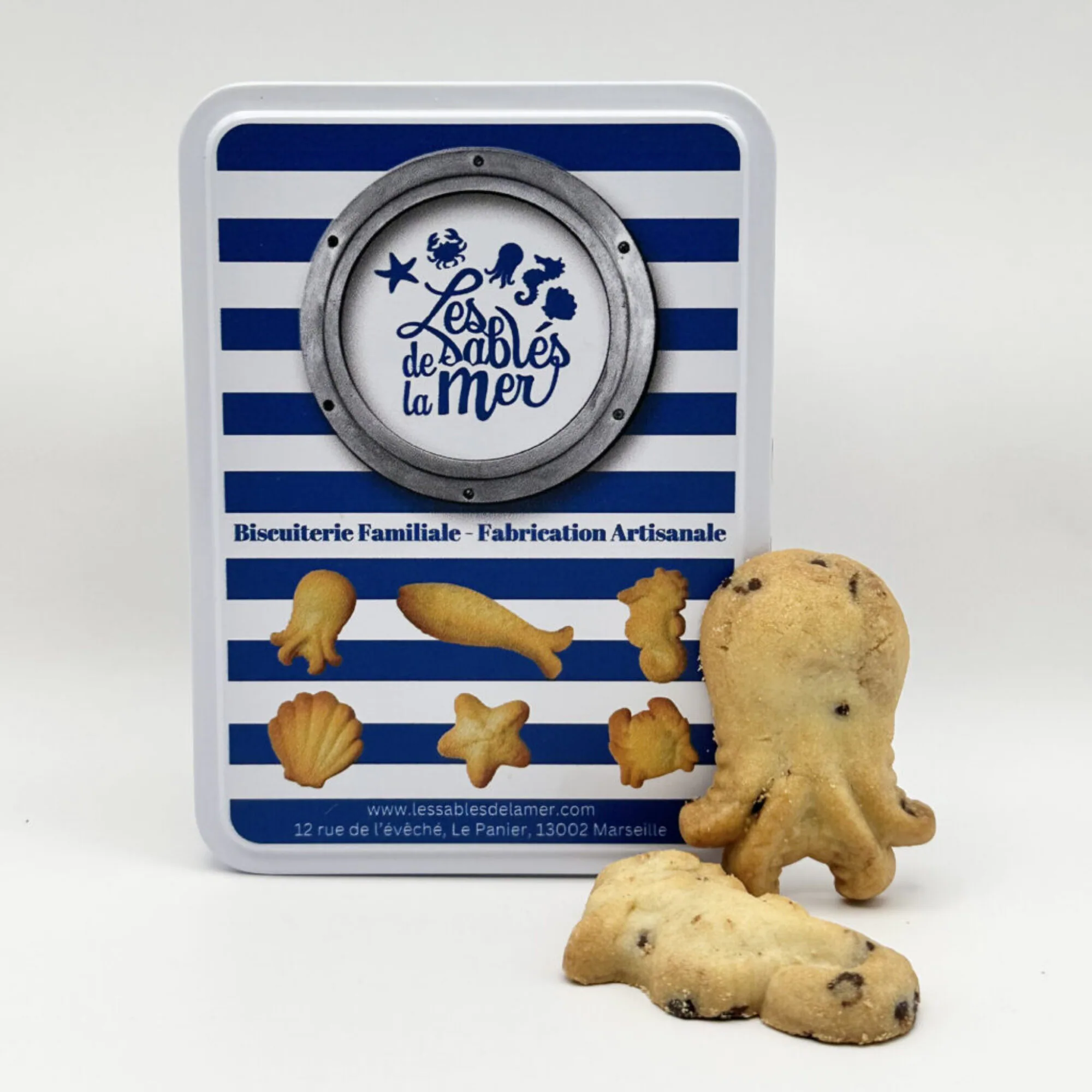 Pour le reste du monde, notre marque Les Sablés de la Mer est là ! Conçus dans des moules exclusifs aux formes de : coquillage, hippocampe, crabe, étoile de mer et poulpe. Déclinés en salé ou sucré, ils savent sublimer vos repas en toutes circonstances.